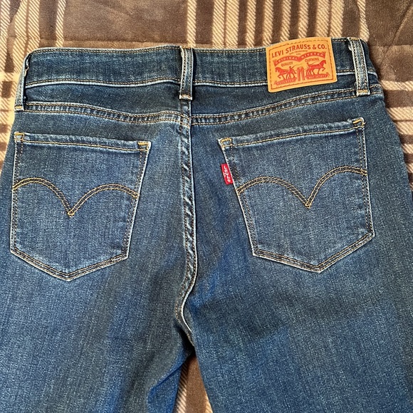 HP!! 🎉Levi 711 skinny jeans - Picture 3 of 3